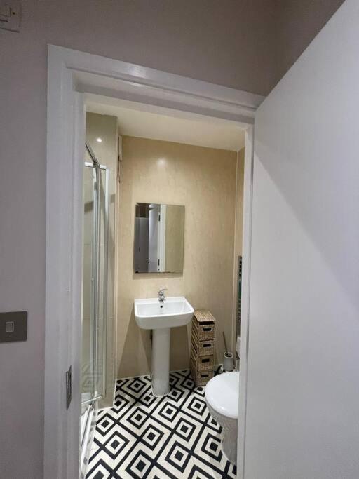 Stunning Luxury One Bedroom Serviced -