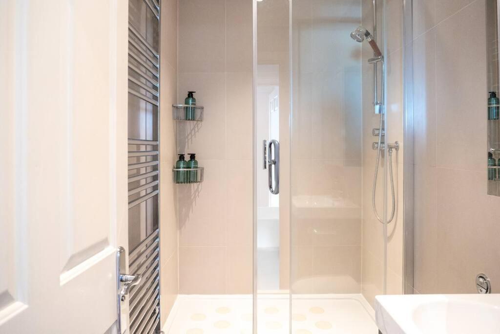 Stunning Views Modern Decor Flat In Kensington Apartamento