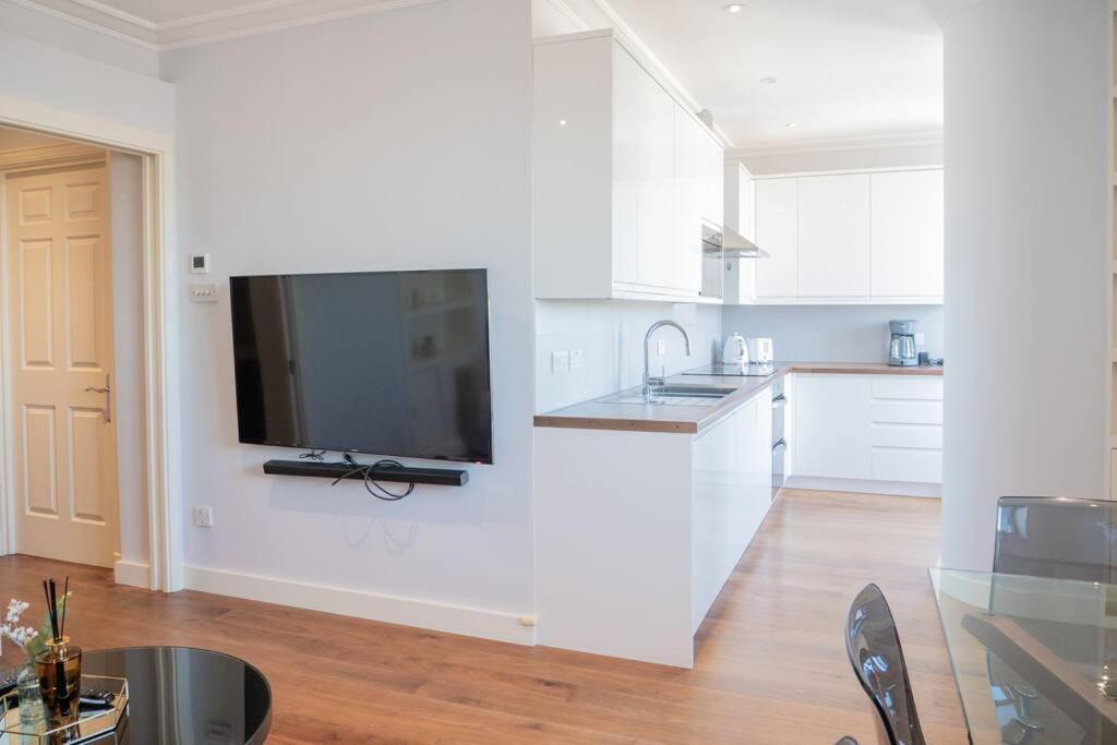 Stunning Views Modern Decor Flat In Kensington *