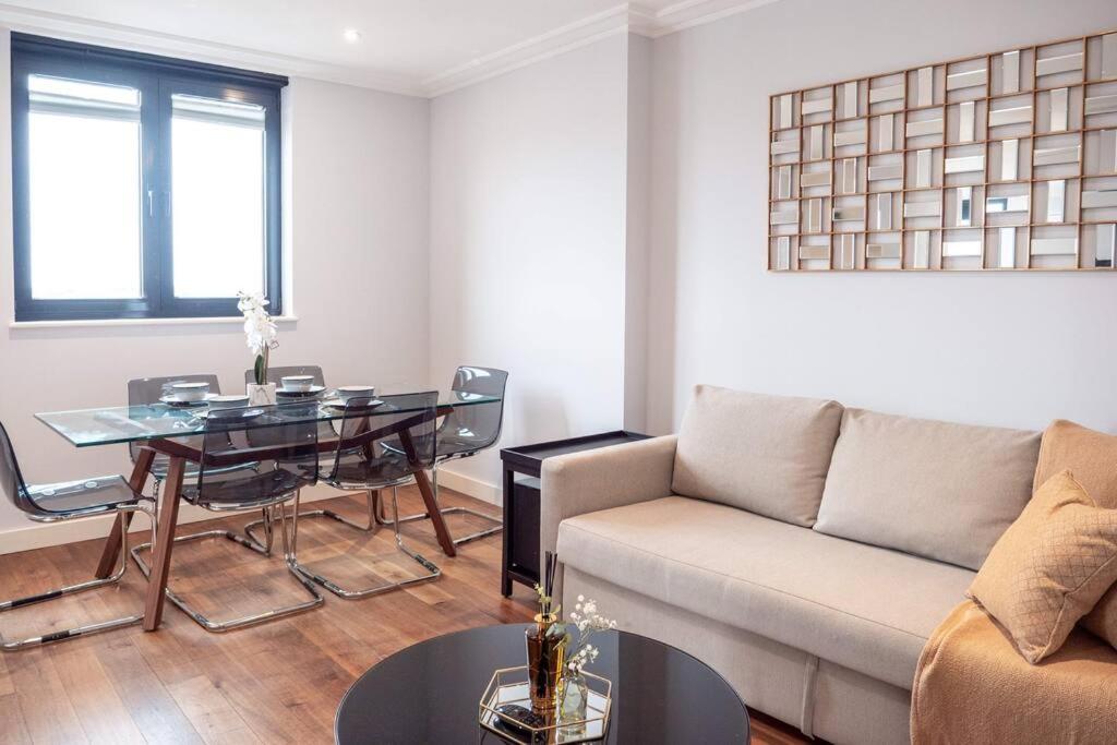 Stunning Views Modern Decor Flat In Kensington *