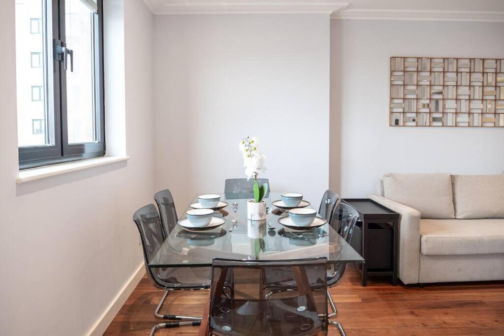 Stunning Views Modern Decor Flat In Kensington