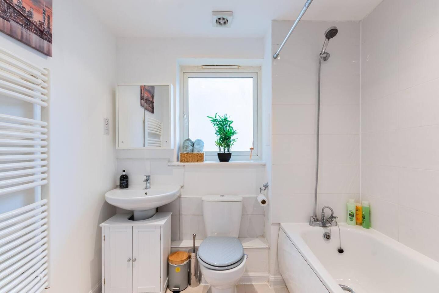Live The Wembley Buzz! Stylish Flat Near Station & Amenities Apartment *
