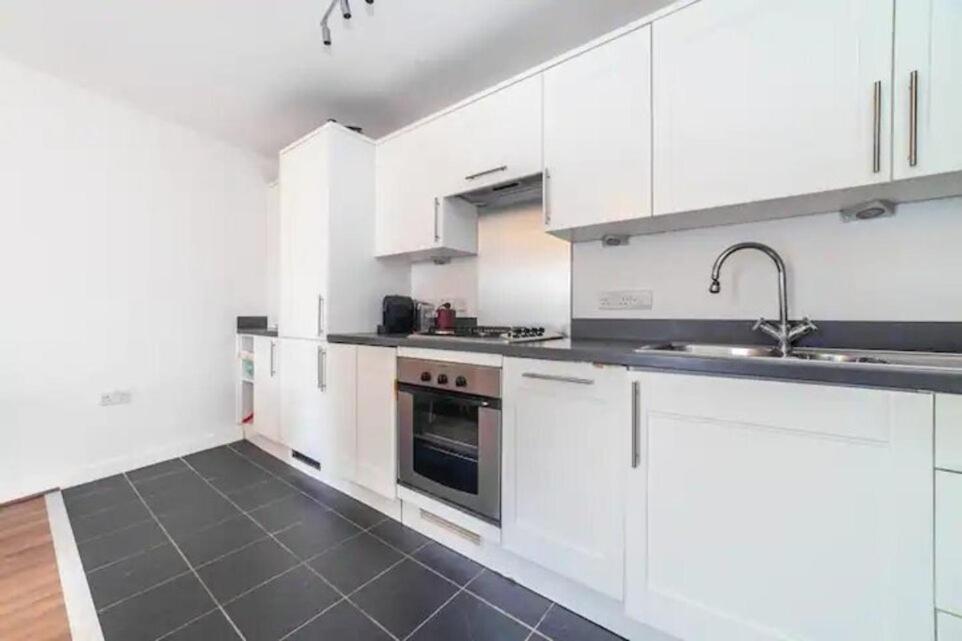 Charming 2 Bed Flat Near Greenwich Apartment London