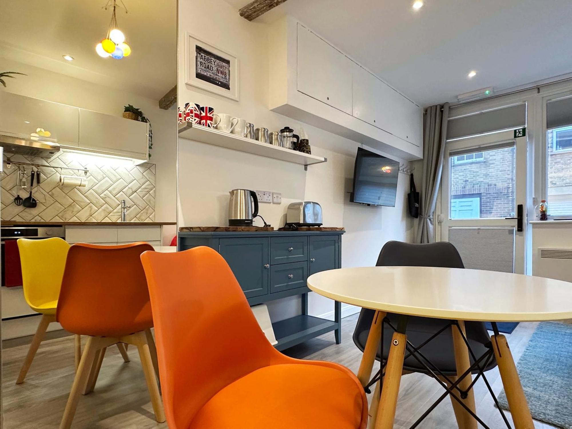 Kensington Hosted By Airoperate Near Notting Hill - 1 Double Bed , 1 Sofa Bed, Ground Floor Via Private Entrance *