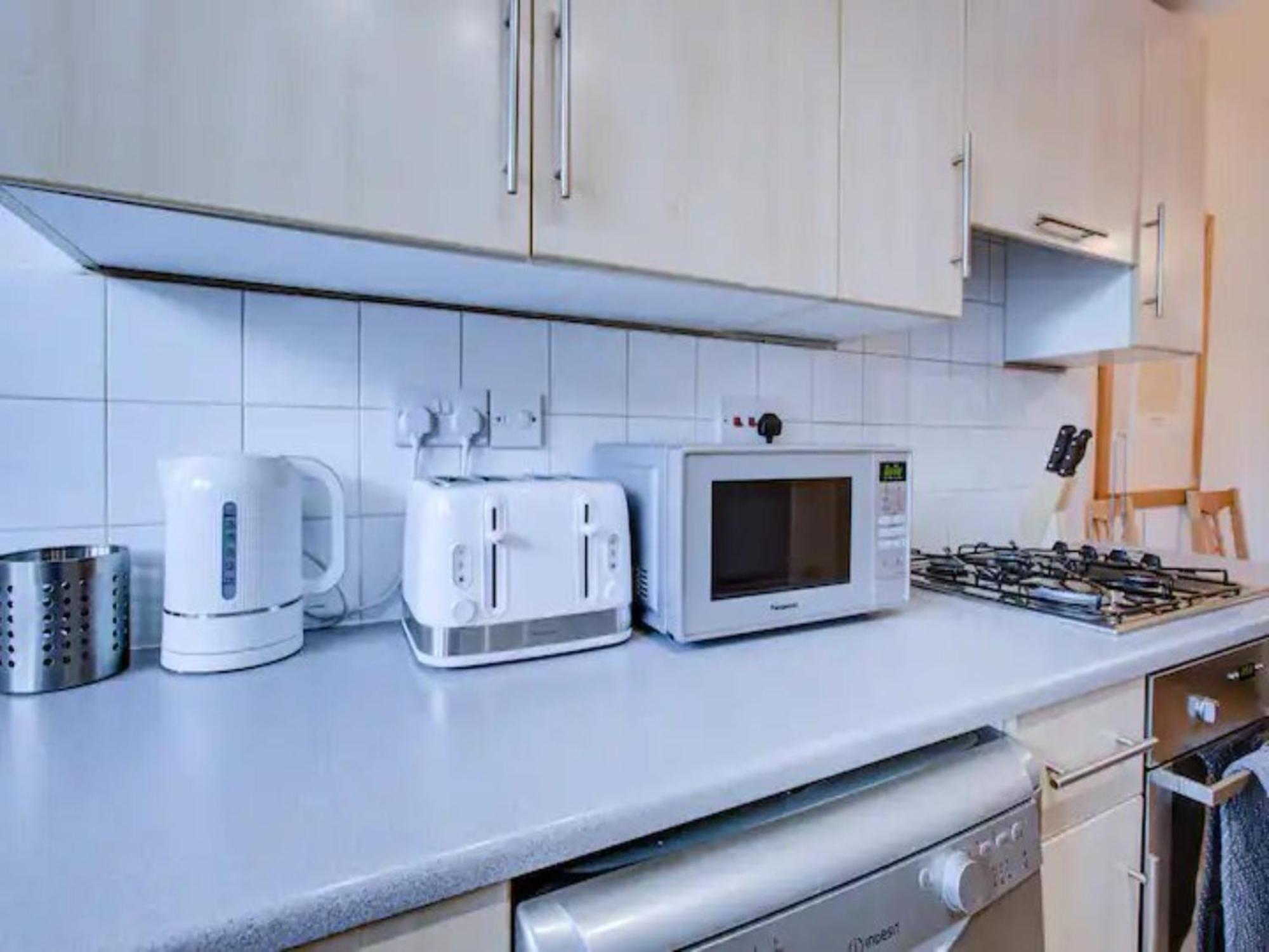 Pass The Keys Charming 2 Bedroom House Good Transport And Parking *