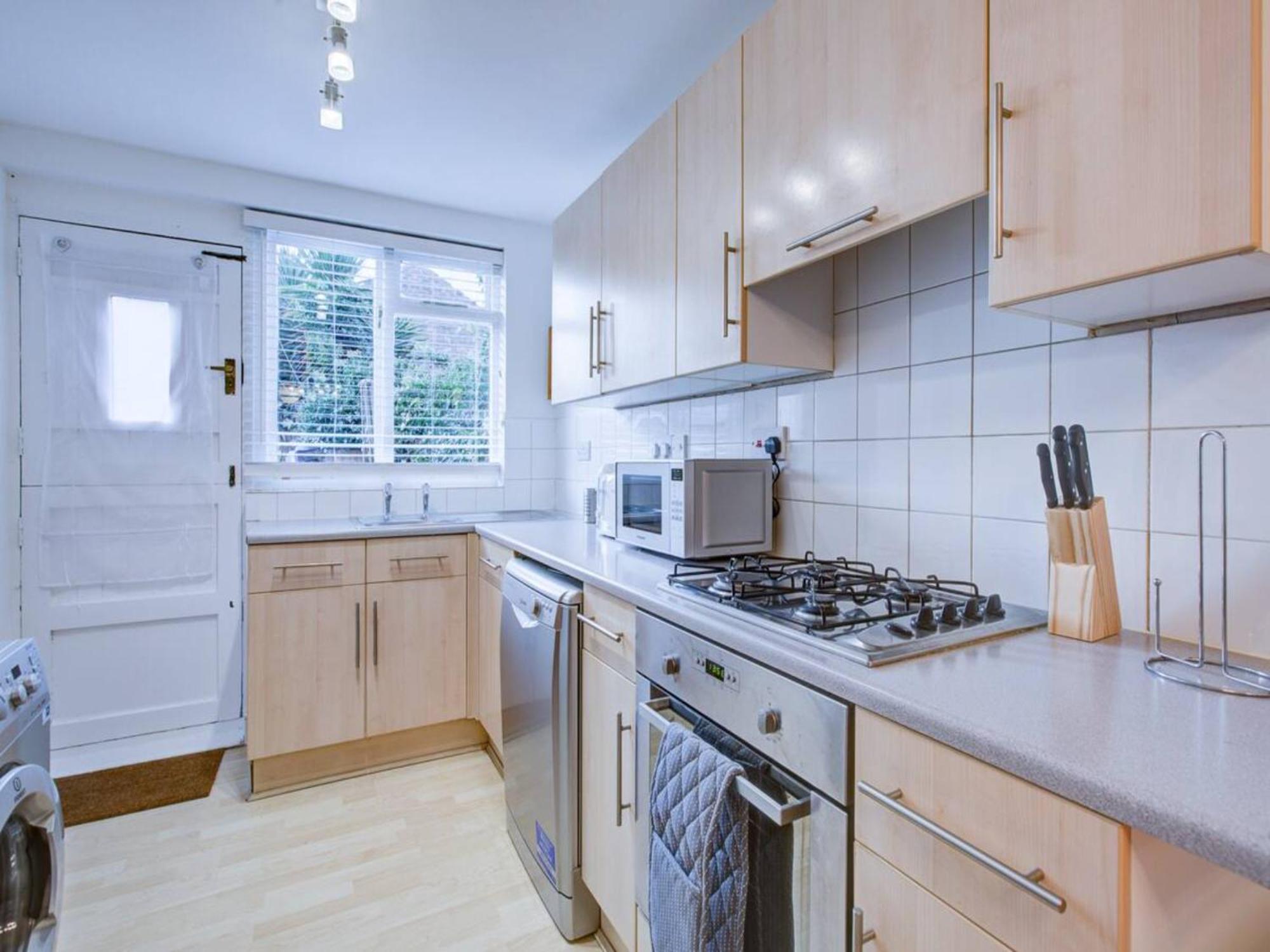 Pass The Keys Charming 2 Bedroom House Good Transport And Parking *