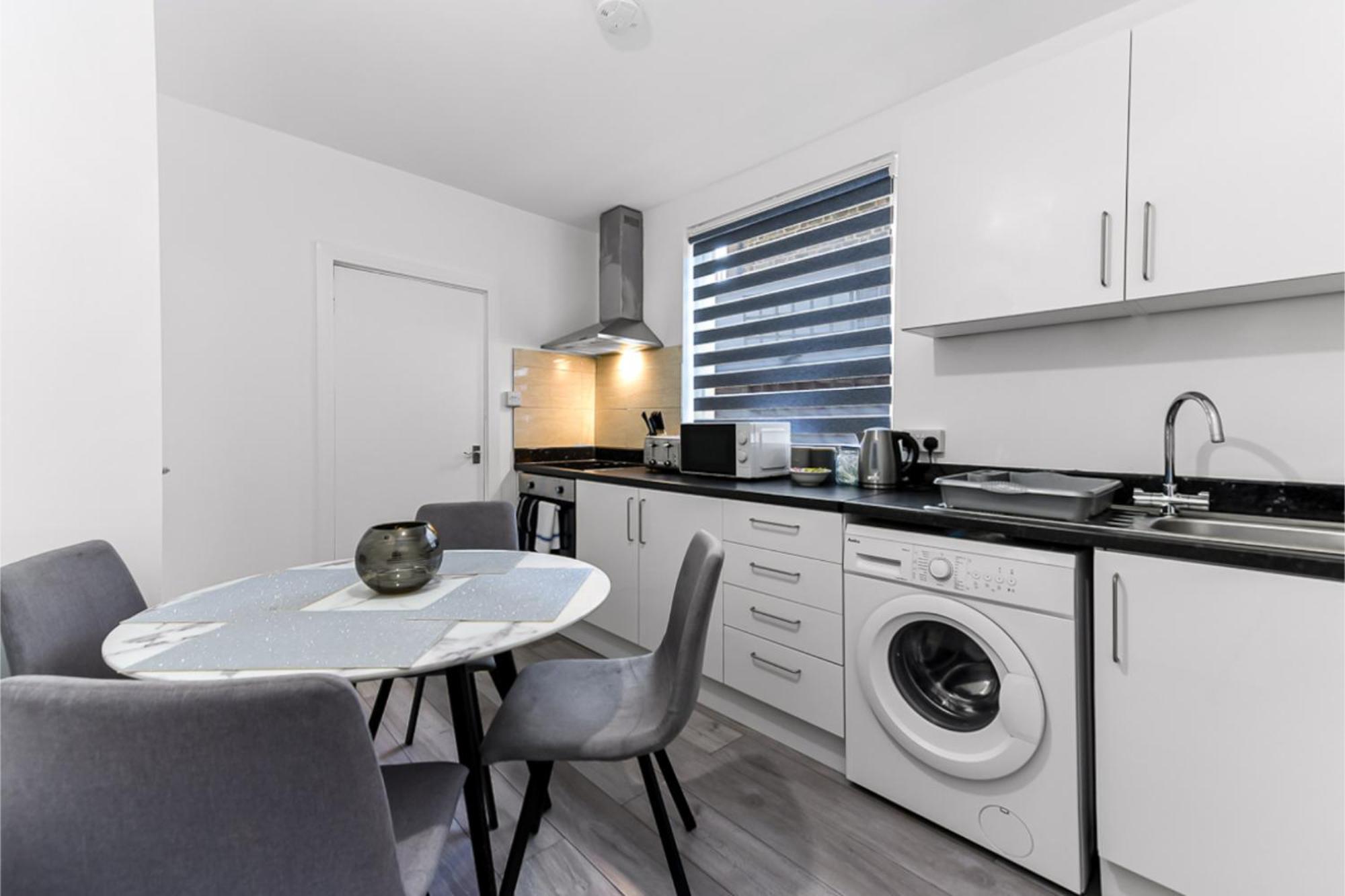 Stylish And Convenient 2bd Flat W/ Outdoor Space