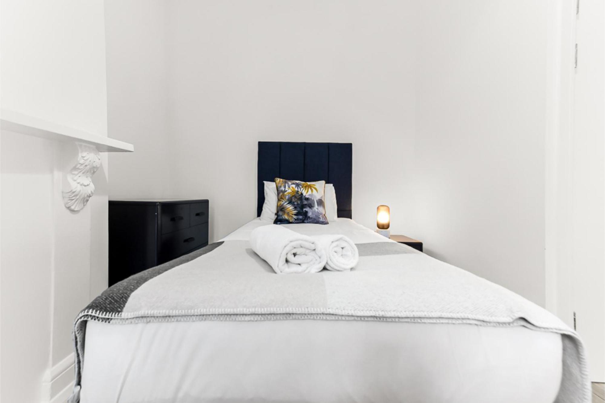 Stylish And Convenient 2bd Flat W/ Outdoor Space *