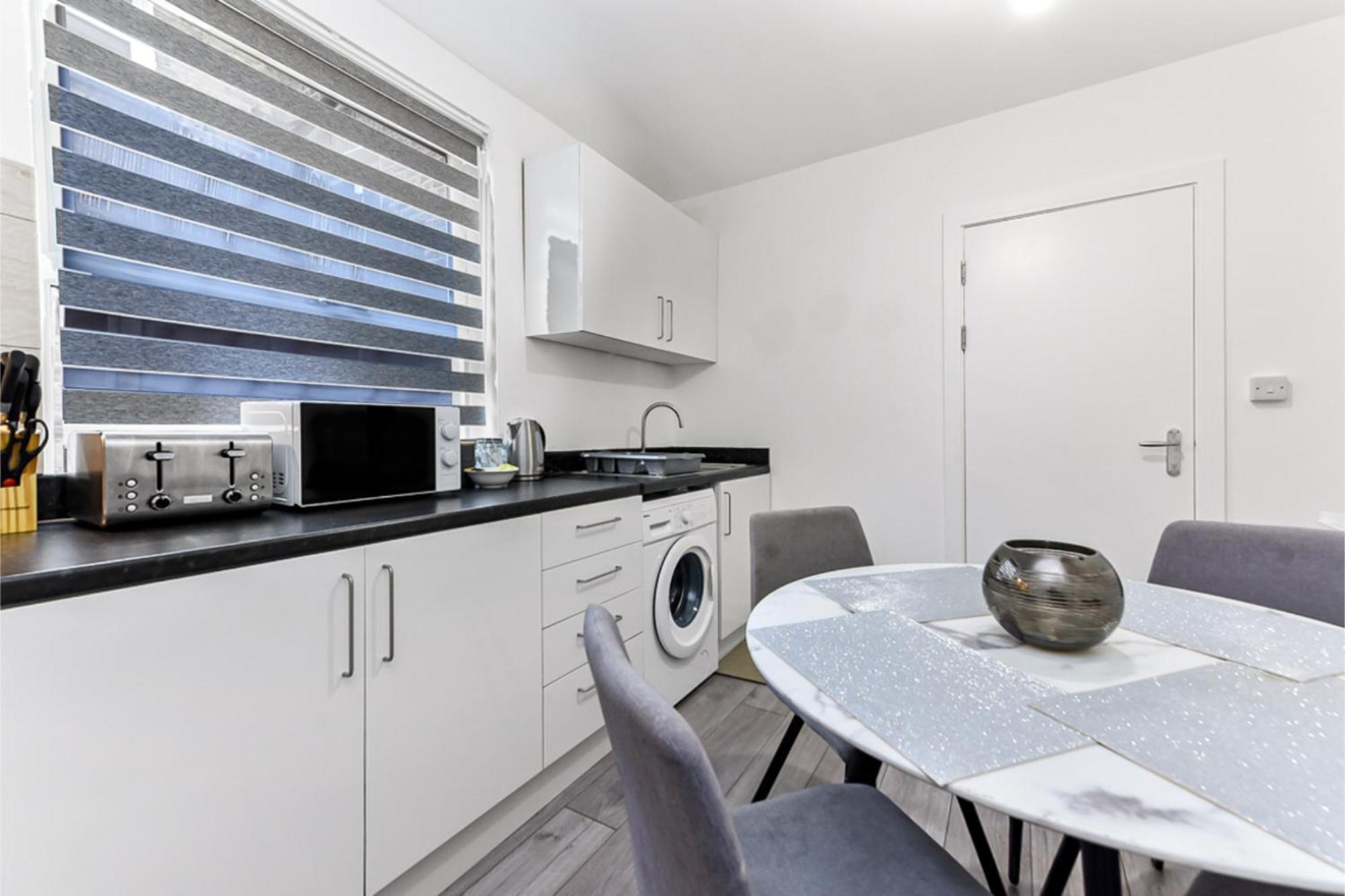 Stylish And Convenient 2bd Flat W/ Outdoor Space *