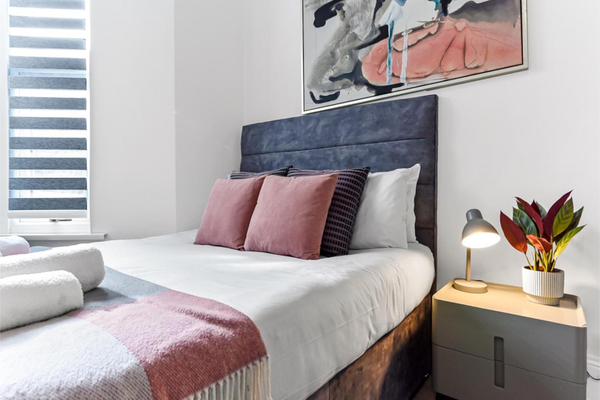Stylish And Convenient 2bd Flat W/ Outdoor Space