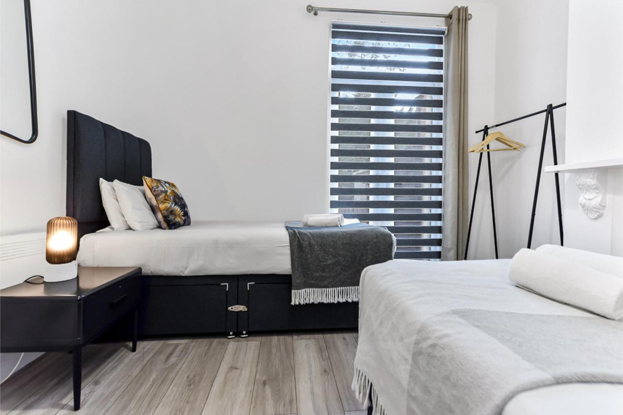 Stylish And Convenient 2bd Flat W/ Outdoor Space *