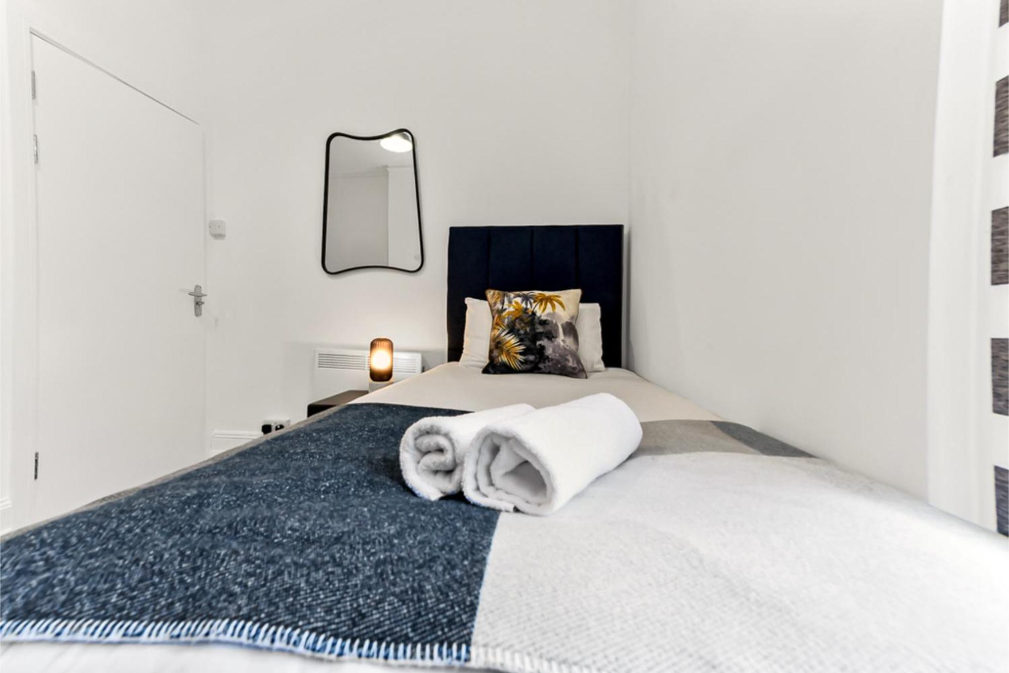 Stylish And Convenient 2bd Flat W/ Outdoor Space