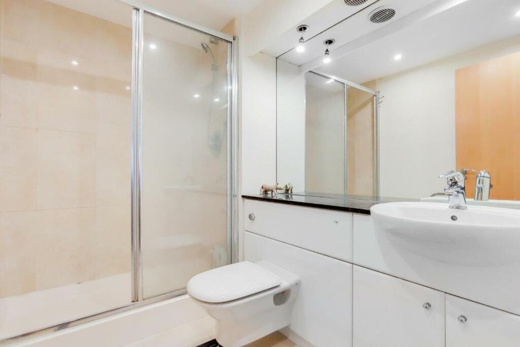 2&3 Bedrooms Near Excel - Modern Spacious For Larger Groups *