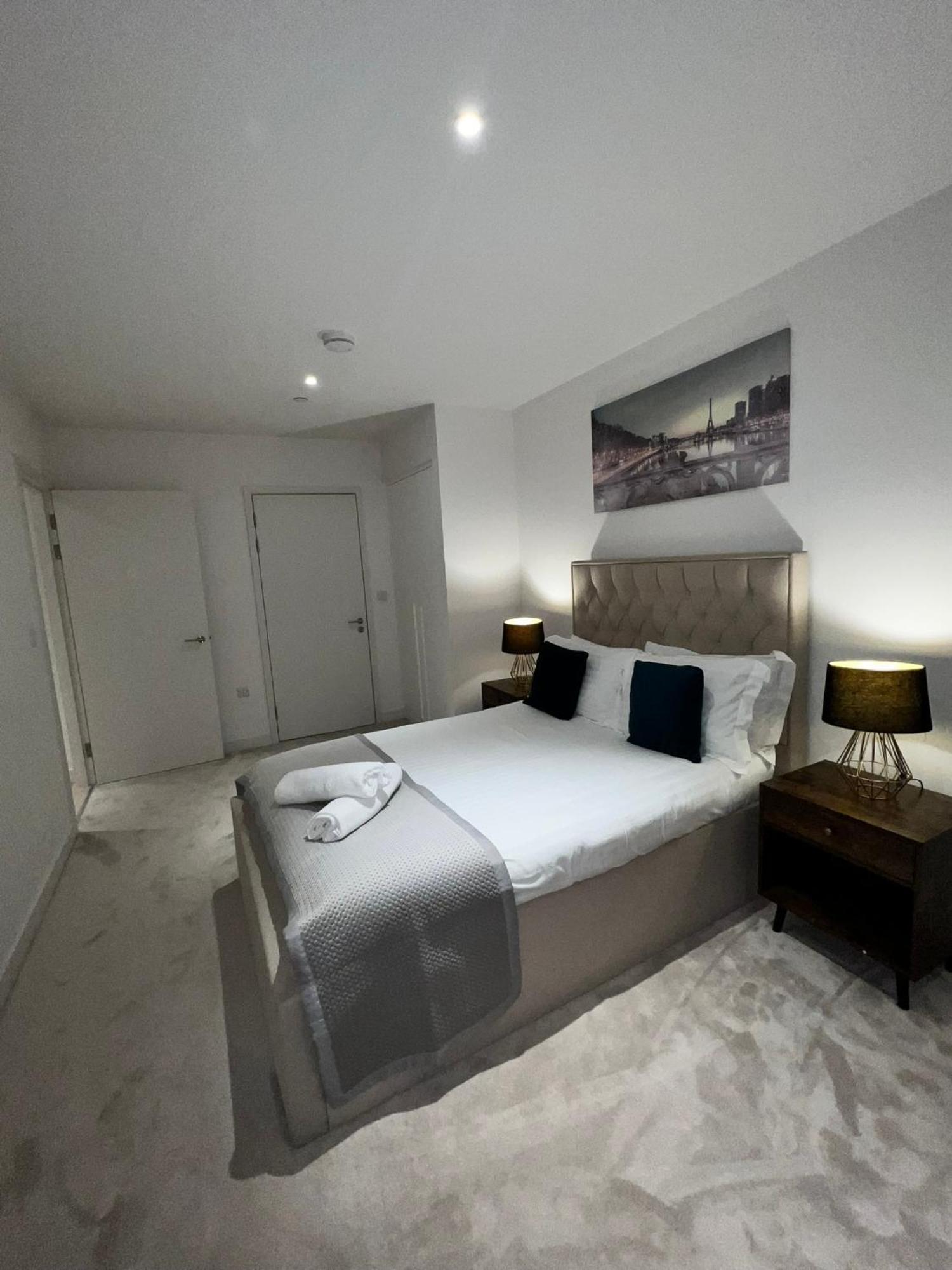 Stylish Docklands Apartment *