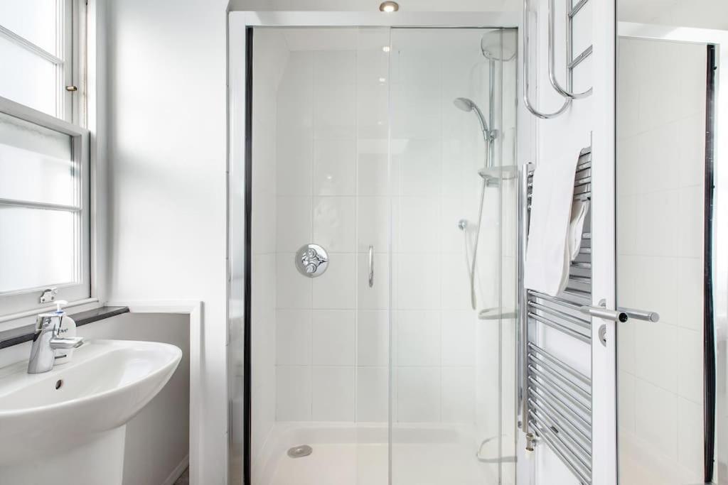 Comfortable 4 Bed Mews Town House Near Hyde Park Сasa de vacaciones Londres