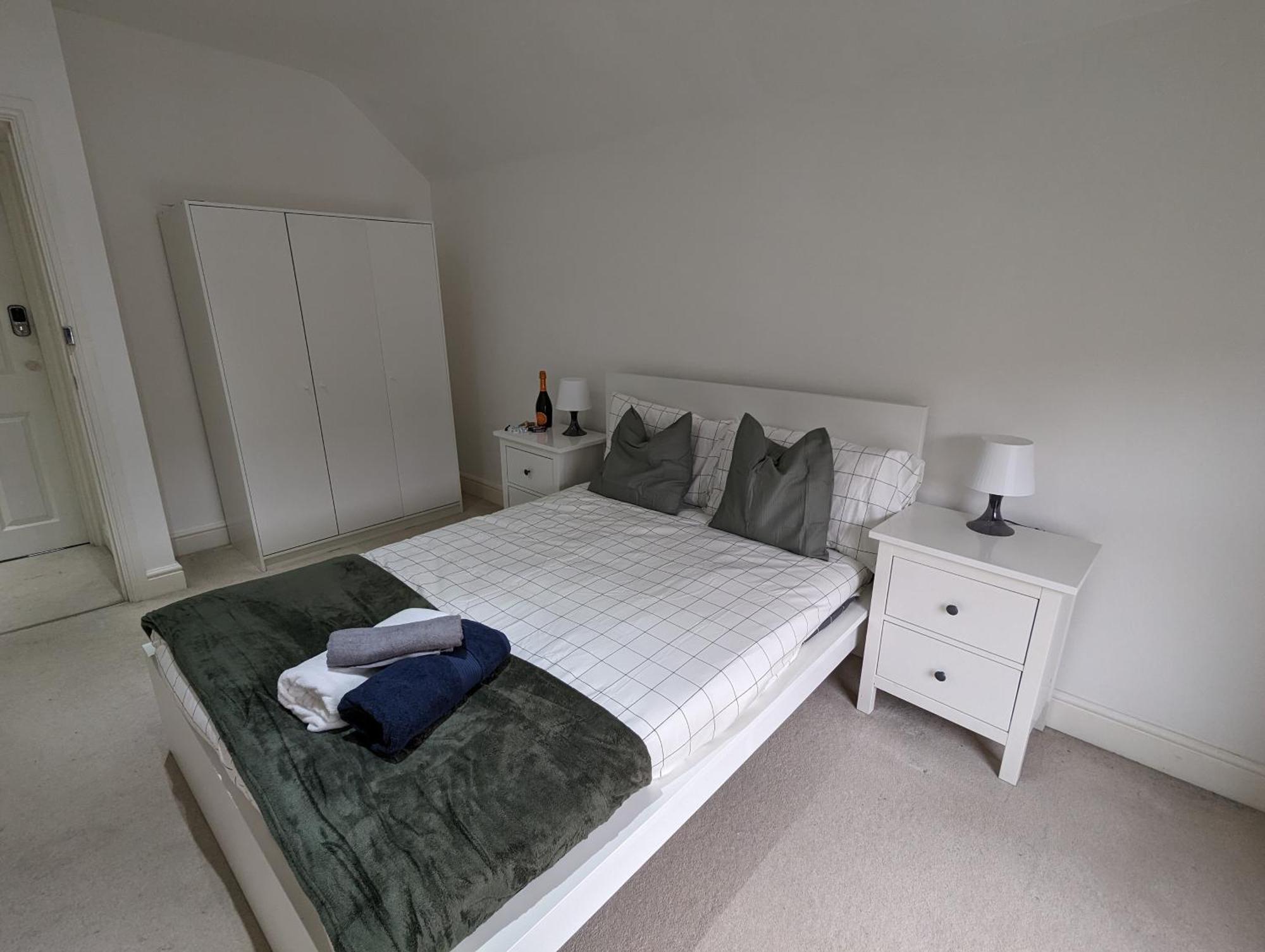 Delightful New Ensuite Bedroom With Stunning Shared Kitchen & Living -1c The Charteris Londen