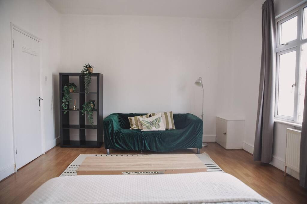 2 Bedrooms Flat In Hammersmith *