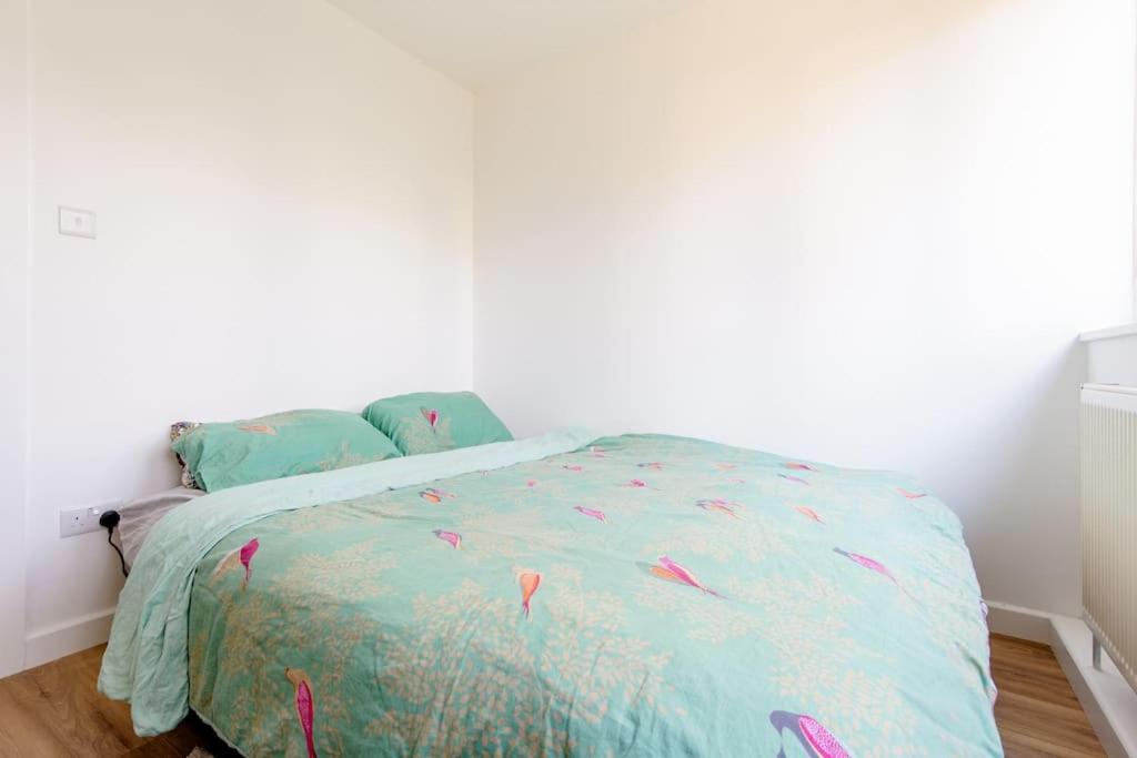 Apartamento *brand New 1 Bedroom Flat In London*