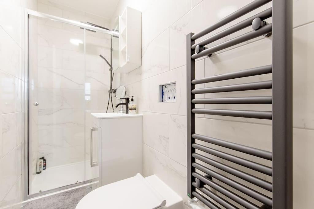 Apartamento *brand New 1 Bedroom Flat In London*