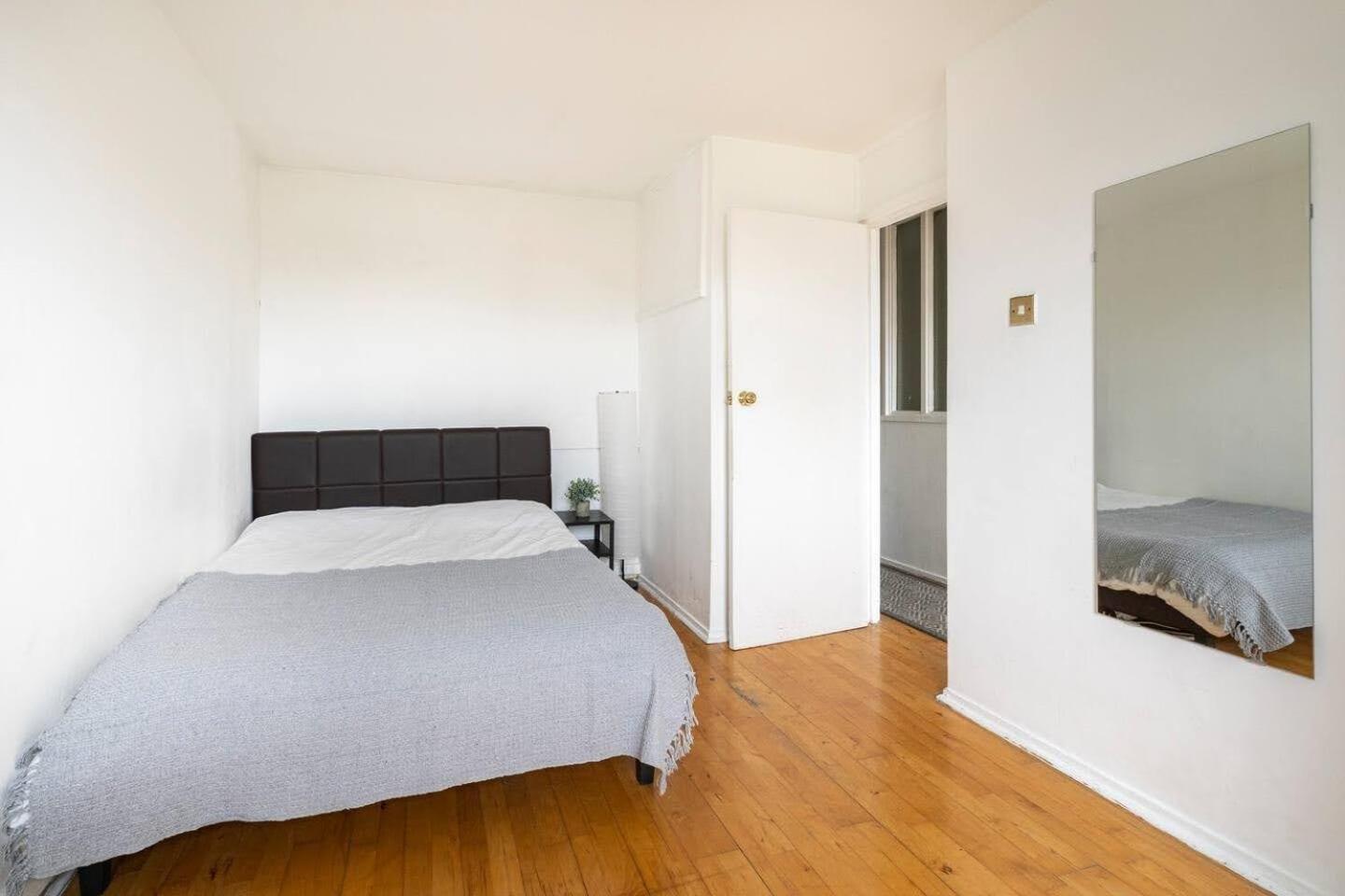 Hospedagem domiciliar Spacious With Skyline Views Close To Eye