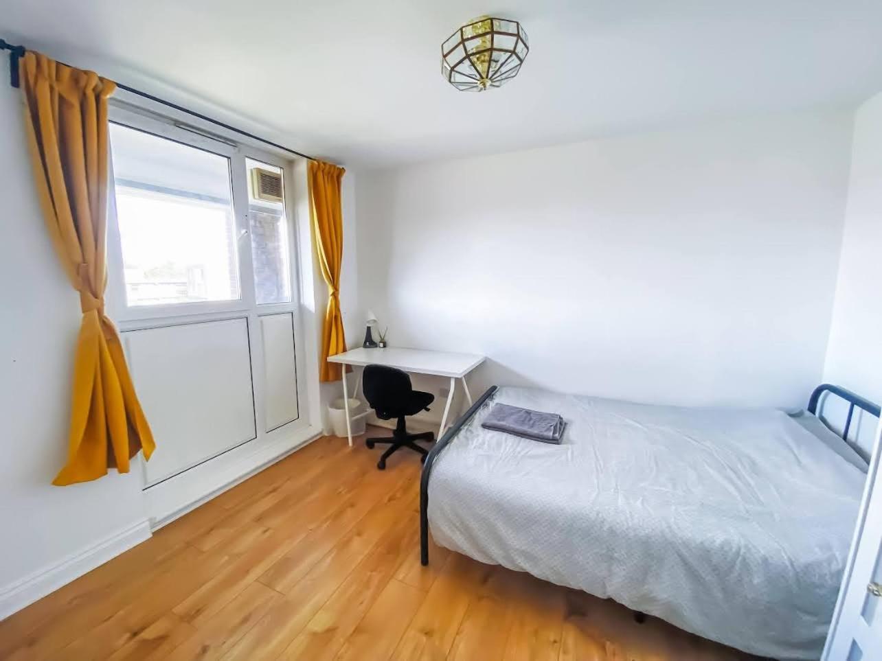 Spacious With Skyline Views Close To Eye *