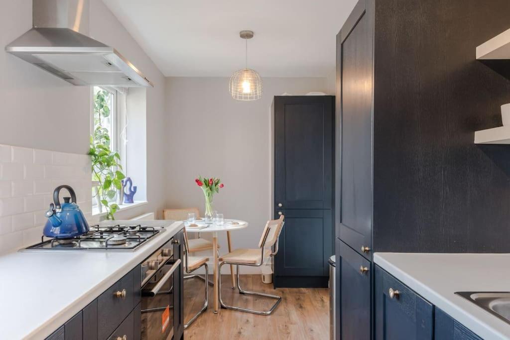 Apartment The Clissold, Two Bedroom N5 *