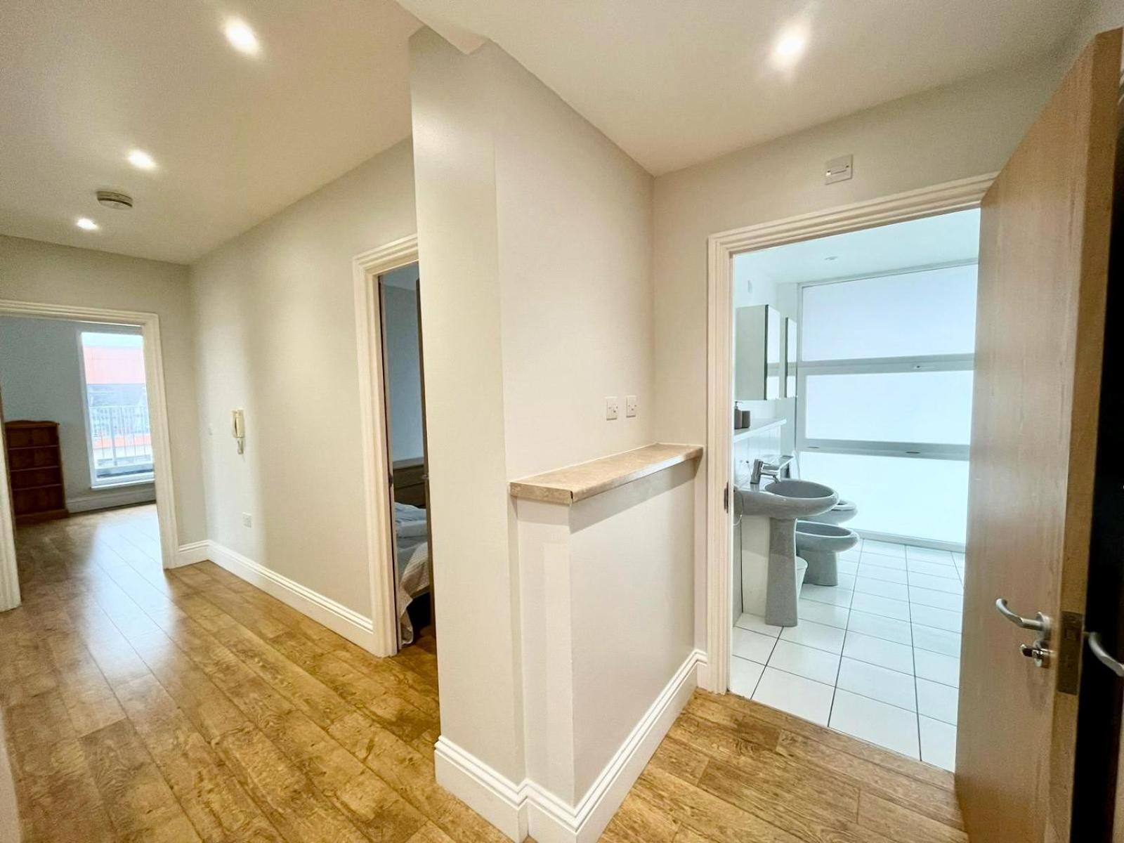 Modern Flat Near Transports