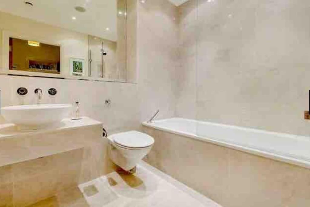 Appartement Beautiful With Underground Parking, Balcony In Kew, Richmond Londres
