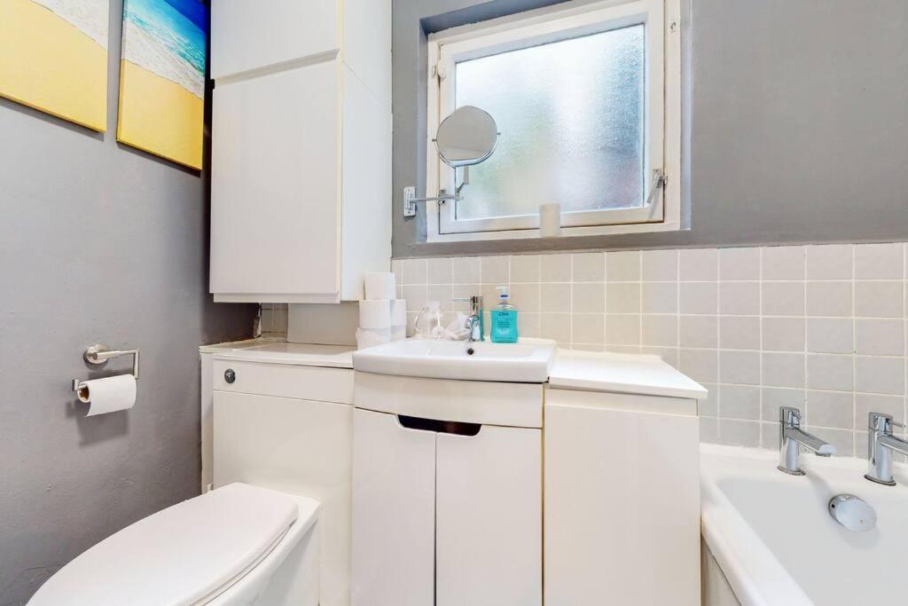 Stunning 2bdr With Beautiful Garden Apartment *