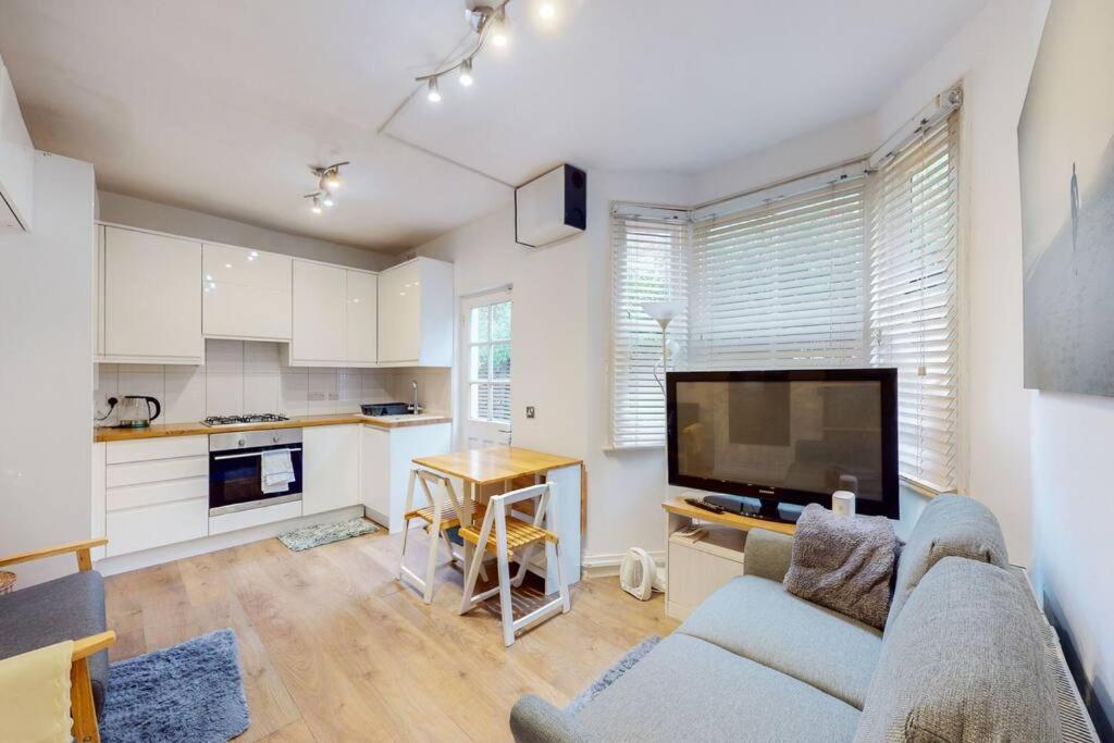 Apartment Stunning 2bdr With Beautiful Garden *
