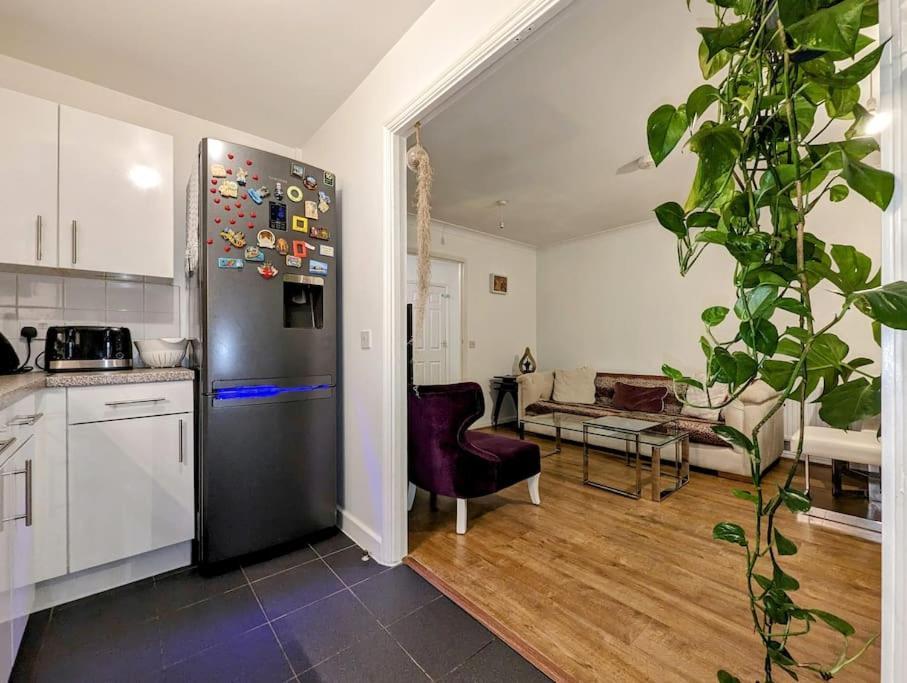 Appartement Large, Plant Filled Flat With Balcony
