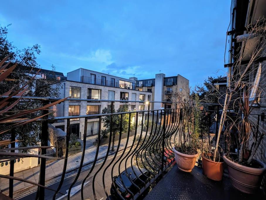 Large, Plant Filled Flat With Balcony Appartement