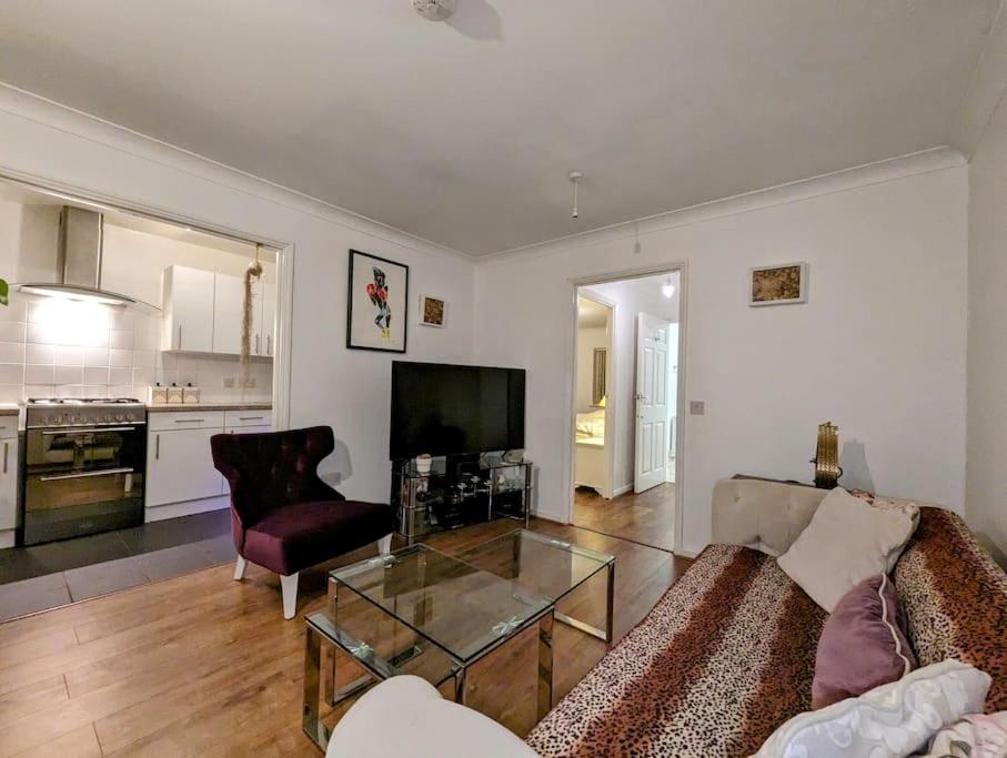 Large, Plant Filled Flat With Balcony * Londres