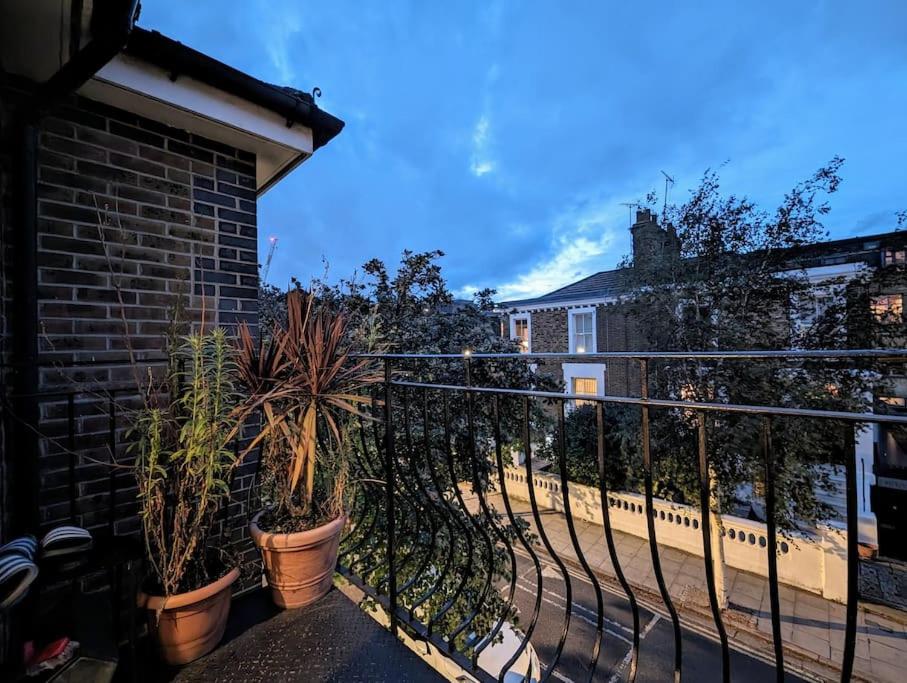 Large, Plant Filled Flat With Balcony Apartamento Londres
