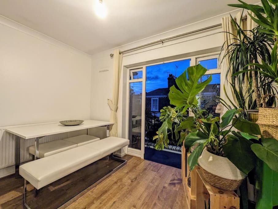 Large, Plant Filled Flat With Balcony Londres