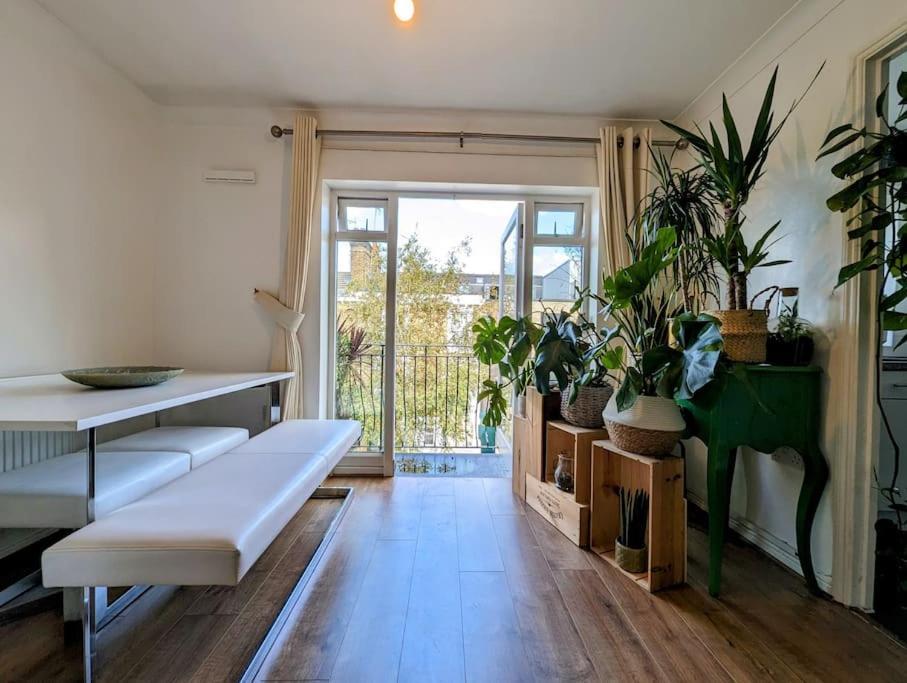 Appartement Large, Plant Filled Flat With Balcony *