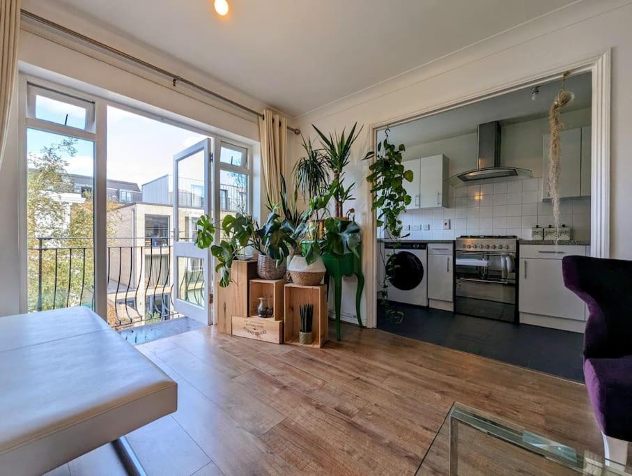 Appartement Large, Plant Filled Flat With Balcony