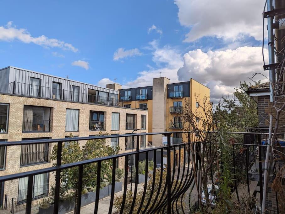 Large, Plant Filled Flat With Balcony Appartement Londres