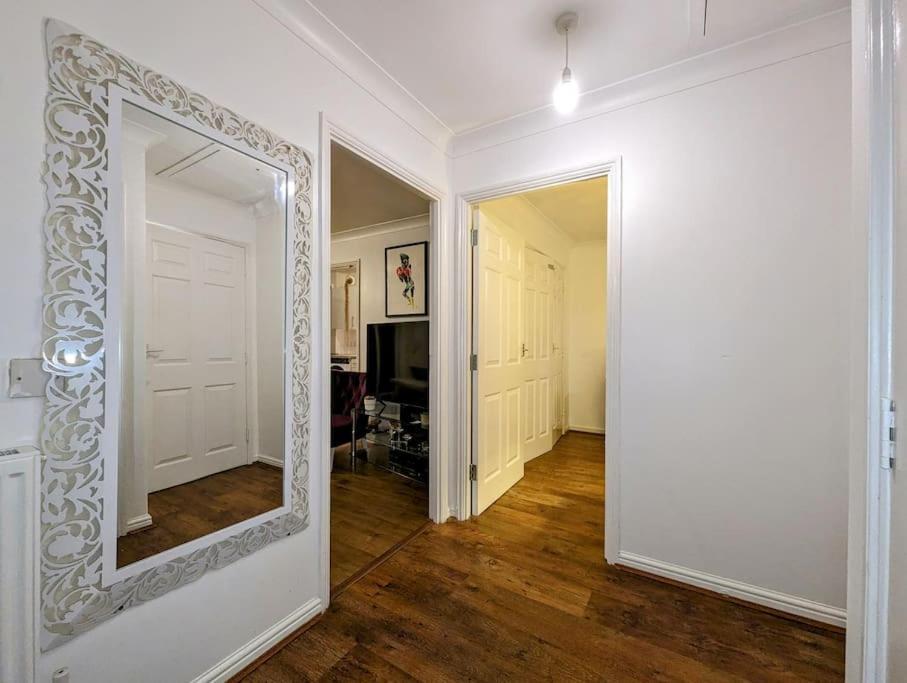 Large, Plant Filled Flat With Balcony Londres