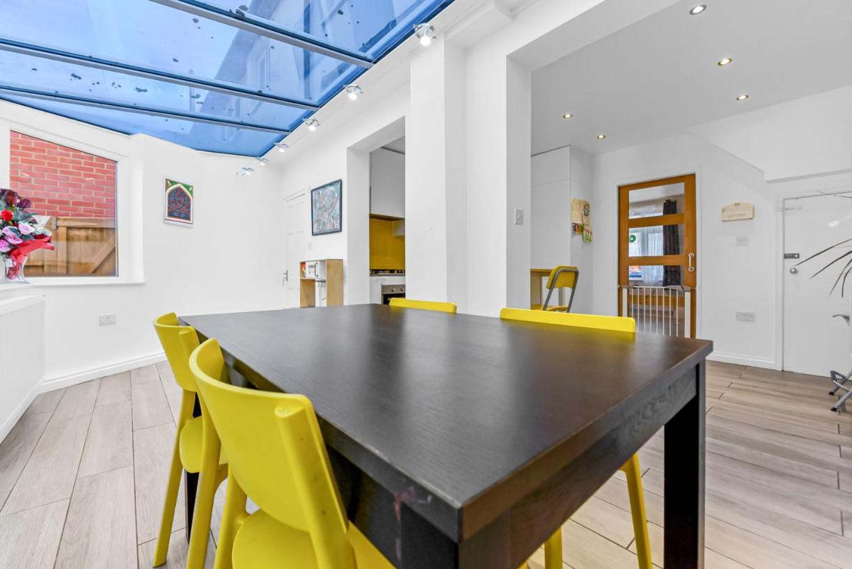 Hébergement de vacances Family House In The Heart Of Hanwell With 5 Stars!