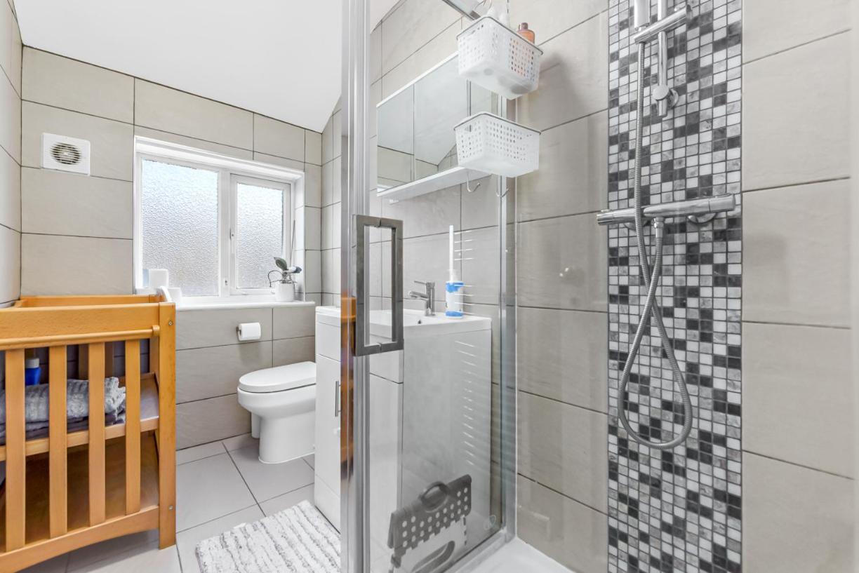 Family House In The Heart Of Hanwell With 5 Stars! Hébergement de vacances Londres