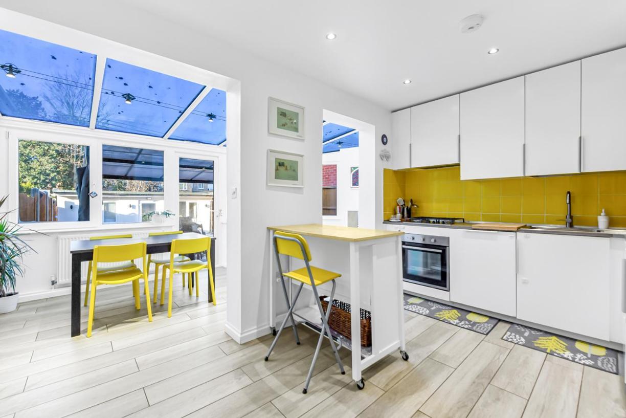 Hébergement de vacances Family House In The Heart Of Hanwell With 5 Stars! *