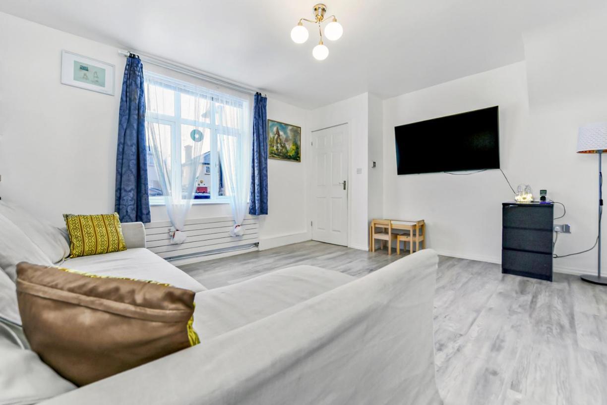 Family House In The Heart Of Hanwell With 5 Stars! *