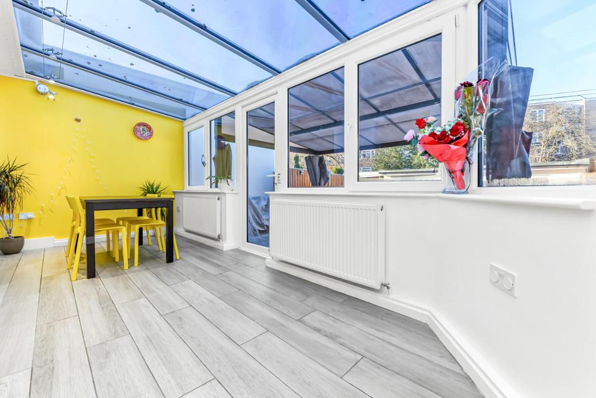 Hébergement de vacances Family House In The Heart Of Hanwell With 5 Stars! Londres