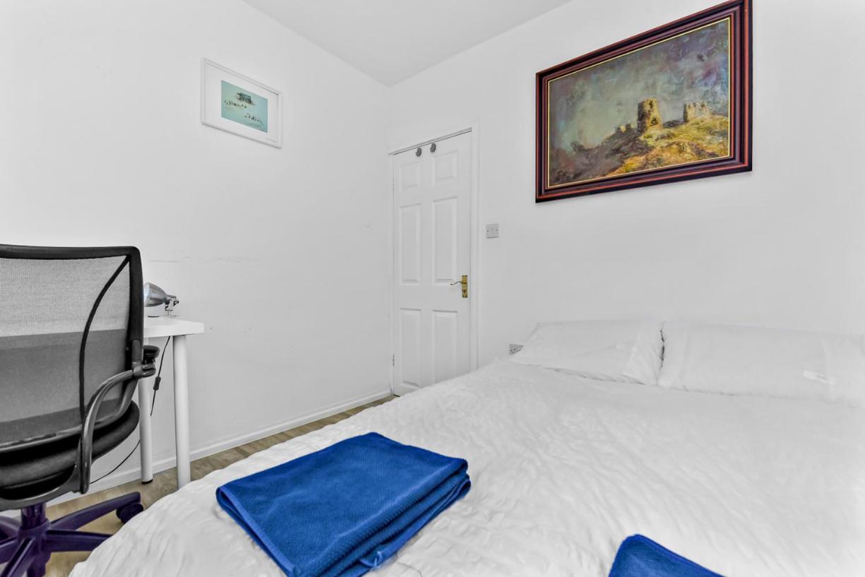 Family House In The Heart Of Hanwell With 5 Stars! Hébergement de vacances