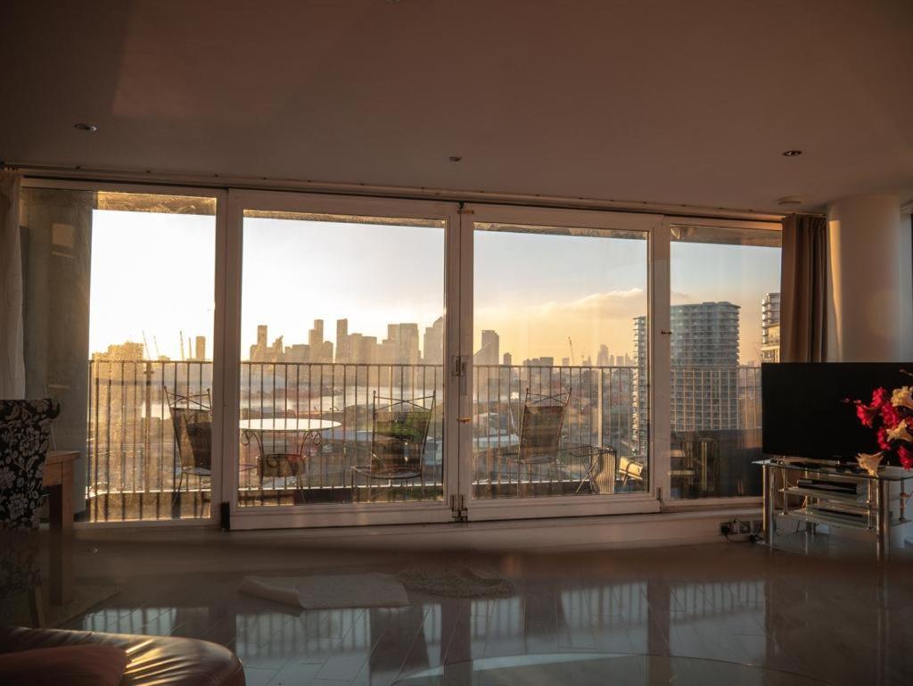 Excel Stunning 3 Bedrooms Appartement *