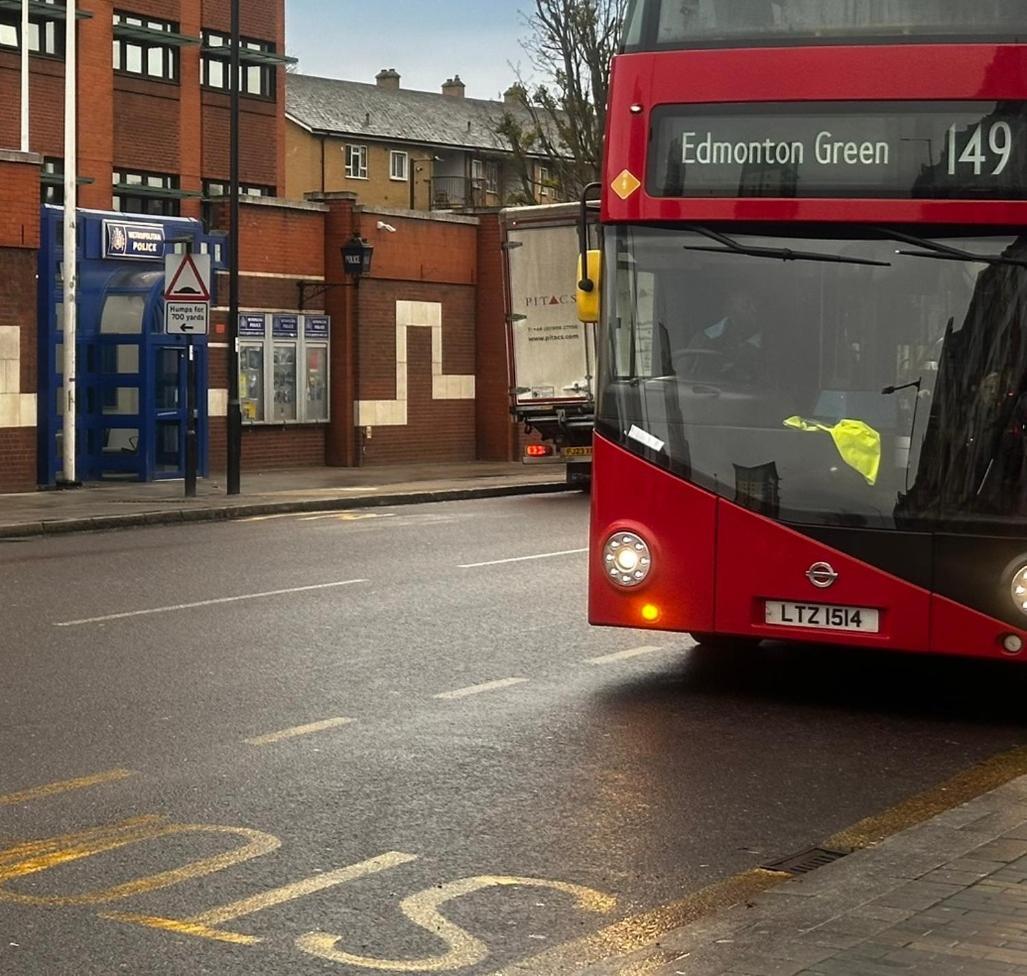 2 Bed 2 Bath - Free Parking - 3min Walk To The Train Station - 19min To Liverpool Street 5min To Victoria Line 1gb Broadband Super Fast Internet Ground Floor 100s Of Shops Restaurants Bakeries 24-hour Asda Superst Apartamento *