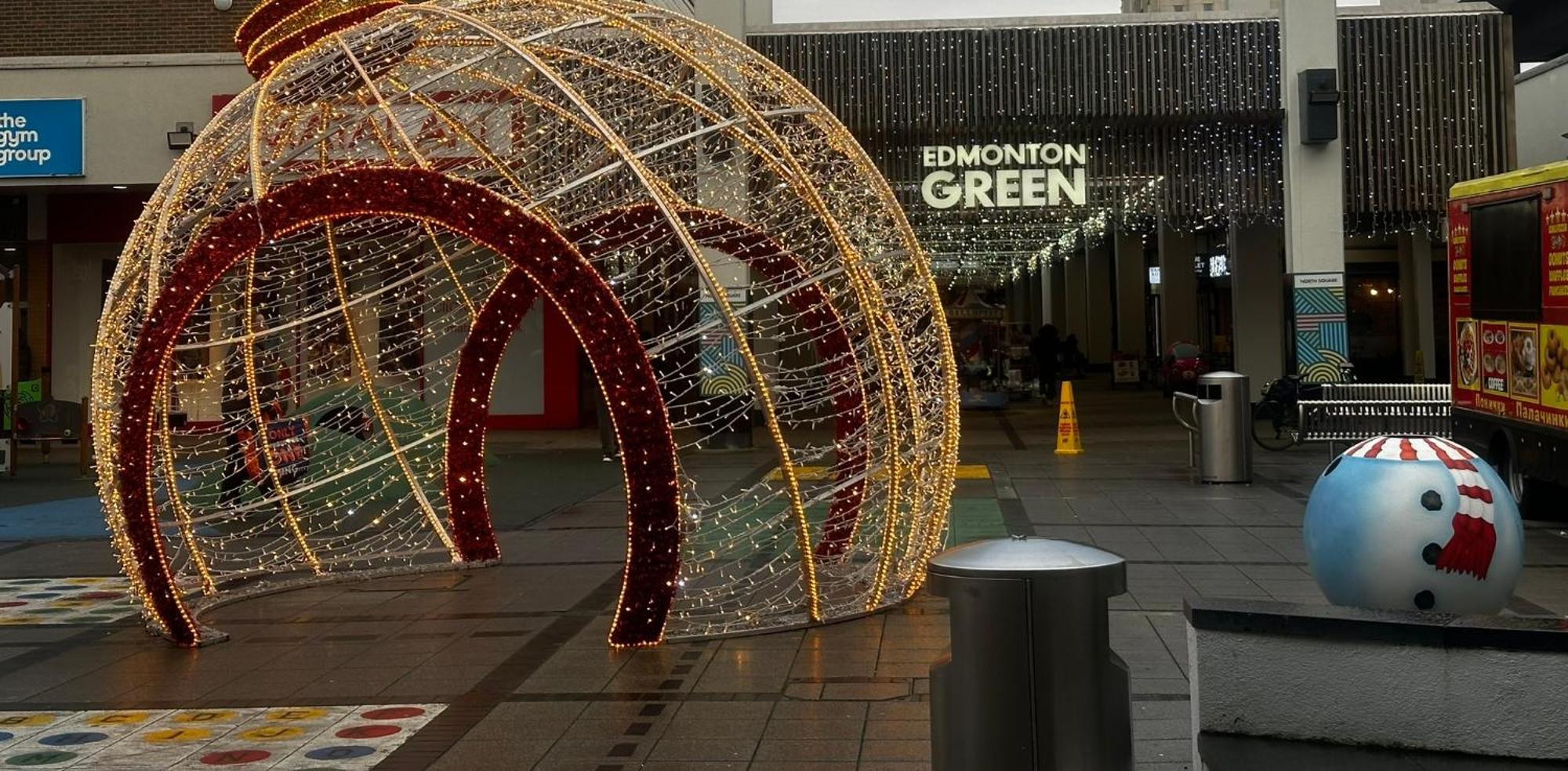 Apartamento 2 Bed 2 Bath - Free Parking - 3min Walk To The Train Station - 19min To Liverpool Street 5min To Victoria Line 1gb Broadband Super Fast Internet Ground Floor 100s Of Shops Restaurants Bakeries 24-hour Asda Superst Londres