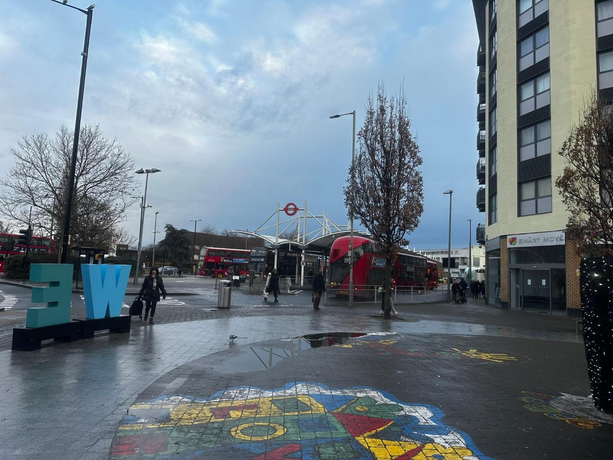2 Bed 2 Bath - Free Parking - 3min Walk To The Train Station - 19min To Liverpool Street 5min To Victoria Line 1gb Broadband Super Fast Internet Ground Floor 100s Of Shops Restaurants Bakeries 24-hour Asda Superst Londres
