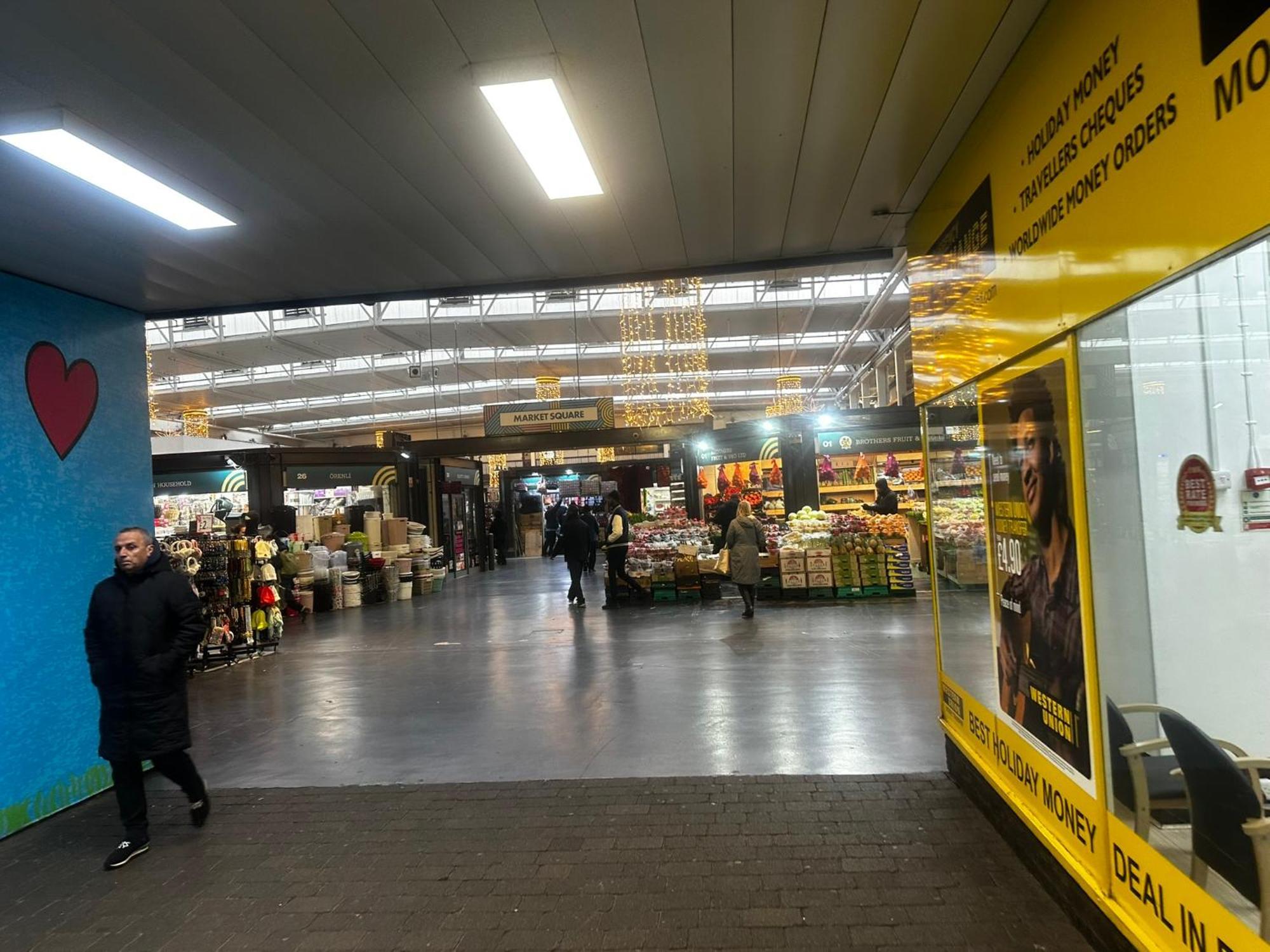 2 Bed 2 Bath - Free Parking - 3min Walk To The Train Station - 19min To Liverpool Street 5min To Victoria Line 1gb Broadband Super Fast Internet Ground Floor 100s Of Shops Restaurants Bakeries 24-hour Asda Superst *
